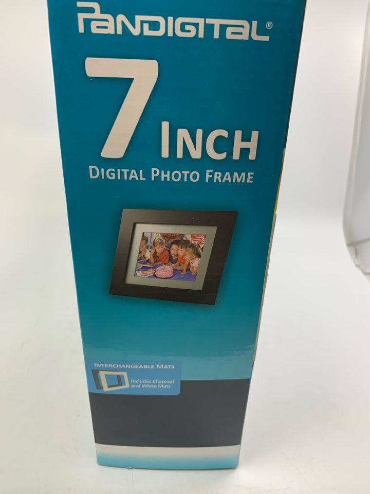 NIB DIGITAL PHOTO FRAME HOLDS 6000 IMAGES.