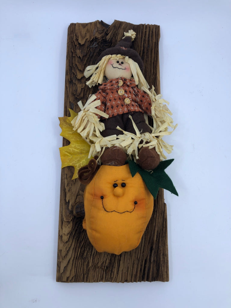 PUMPKIN WOOD WALL HANGING.
