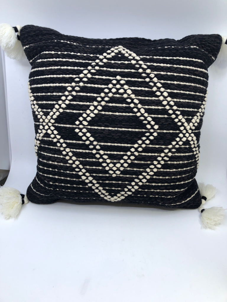 BLACK/WHITE DIAMOND DESIGN ACCENT PILLOW WITH TASSELS.