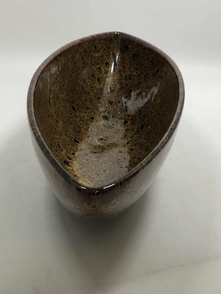 BROWN SPECKLED OBLONG CENTERPIECE BOWL.