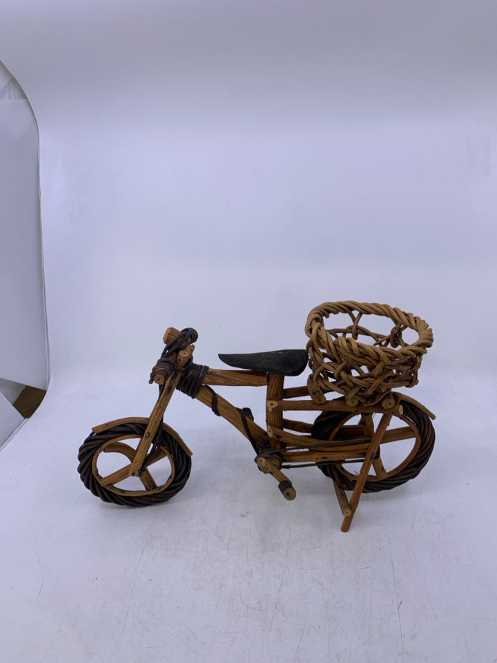 WOVEN BICYCLE DECOR.