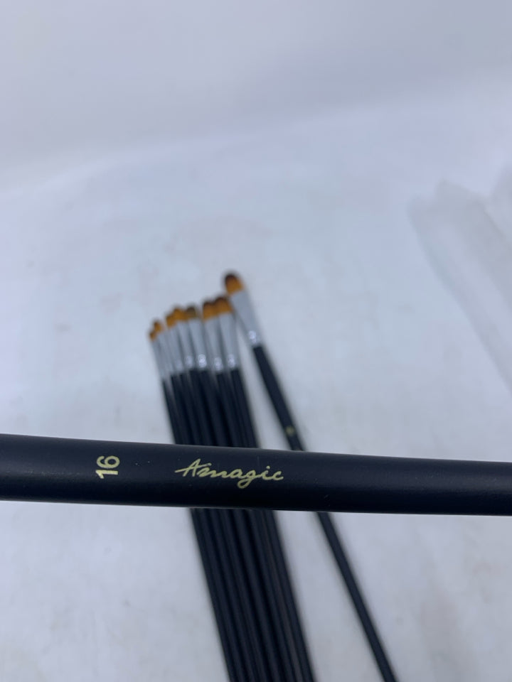 9 BLACK HANDLES PAINT BRUSHES IN PLASTIC CONTAINER.