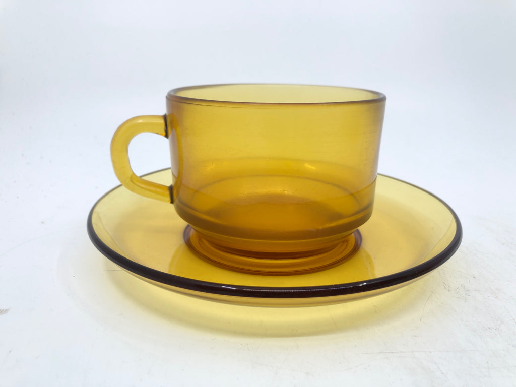 2 AMBER GLASS MUGS AND SAUCERS.