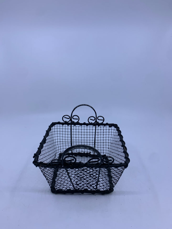 METAL WIRE BASKET W HANDLE.