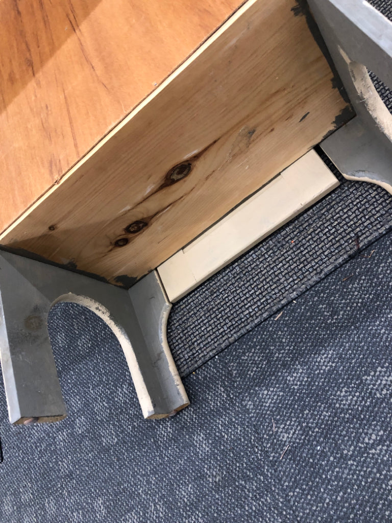 VTG CREAM CABINET W/WOOD LATCH & 2 GRAY SHELVES.