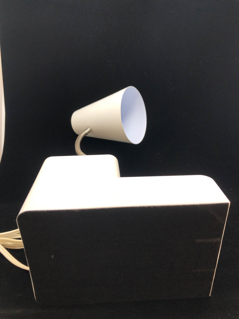 WHITE PLASTIC ADJUSTABLE DESK LAMP W/USB PORT.