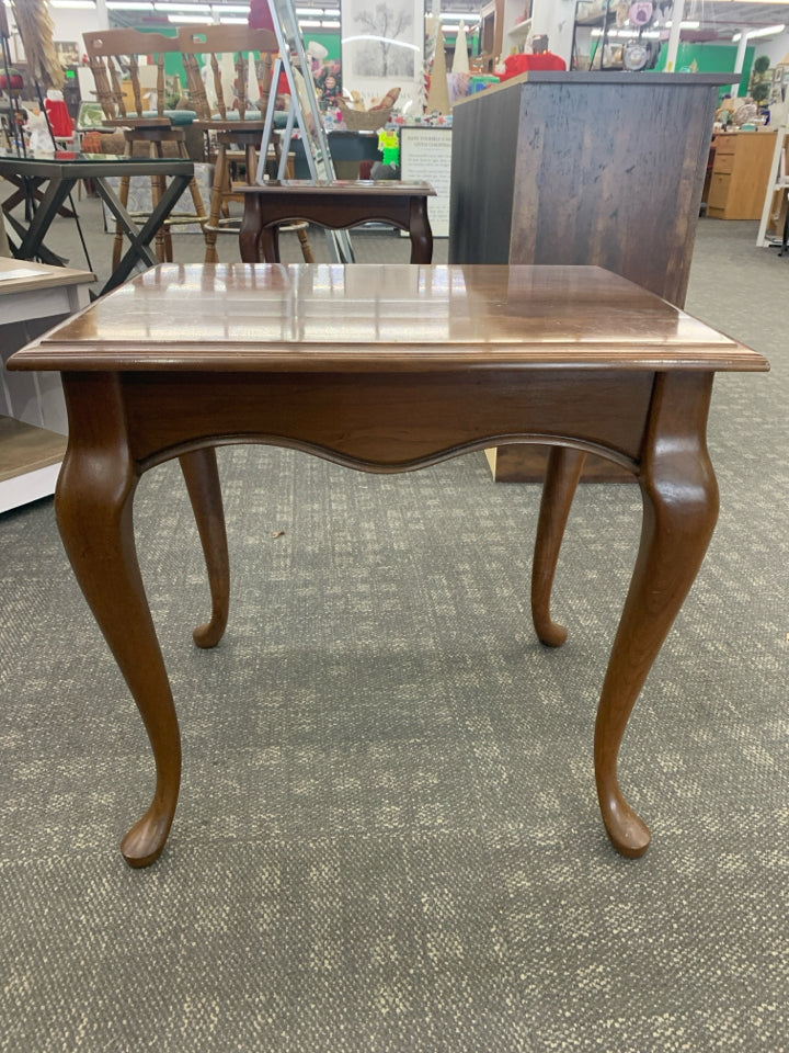 VTG WOODEN SIDE TABLE W/PULL-OUT TRAY.