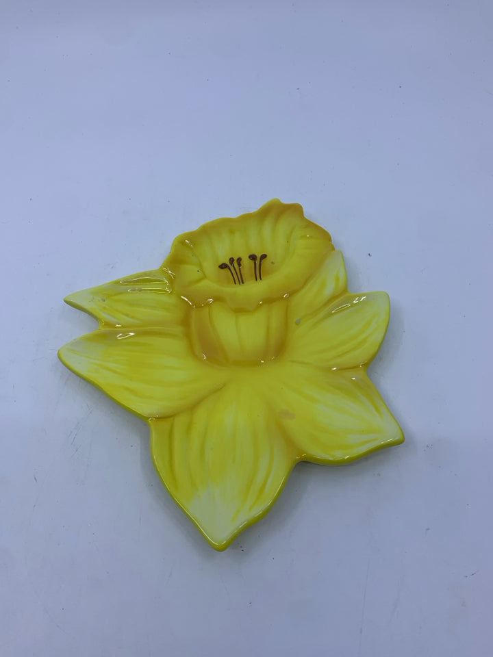 SMALL YELLOW FLOWER TRAY.