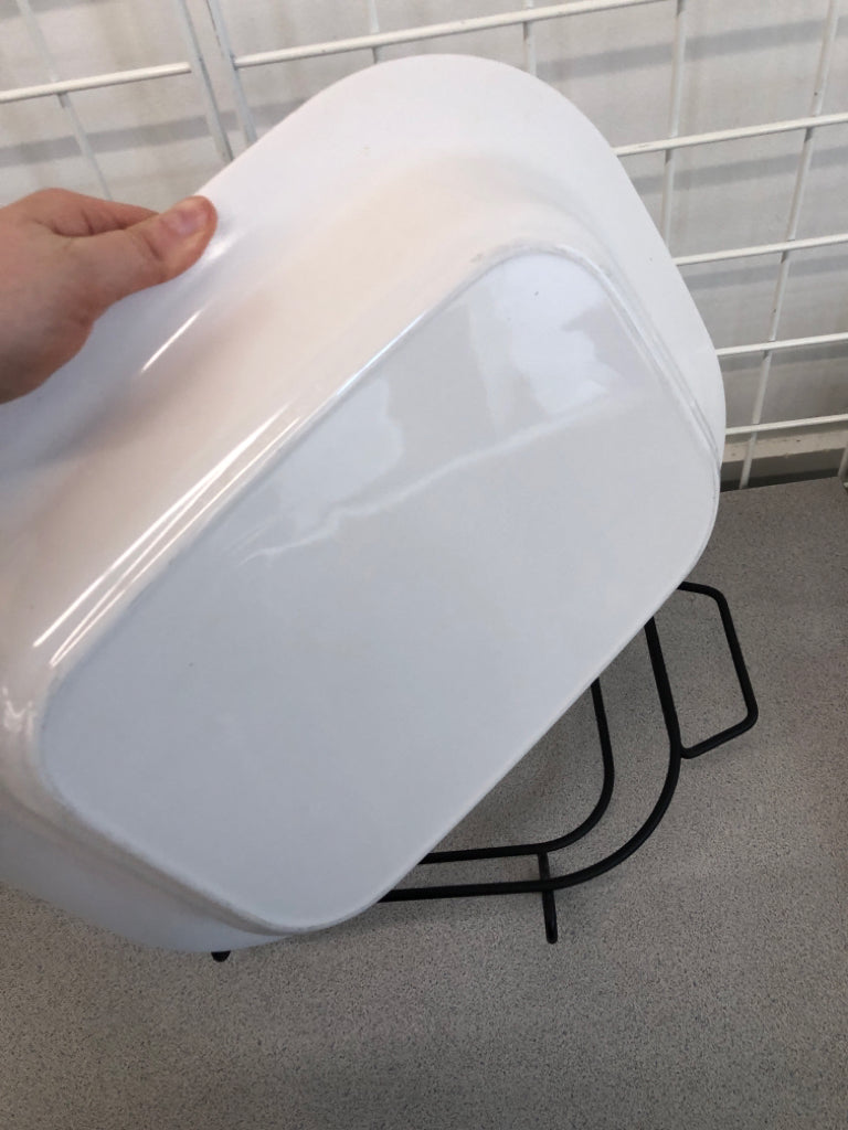 WHITE CASSEROLE DISH IN METAL FRAME.