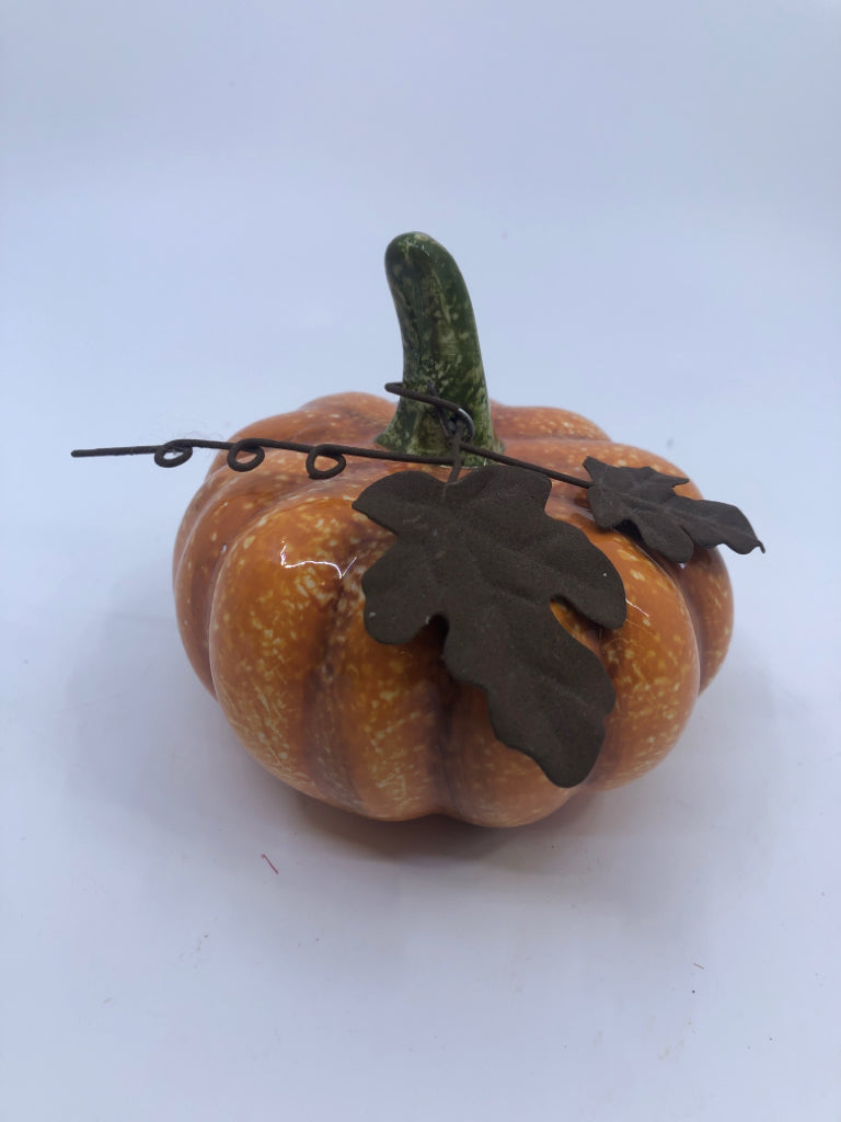 CERAMIC PUMPKIN W/METAL LEAVES.
