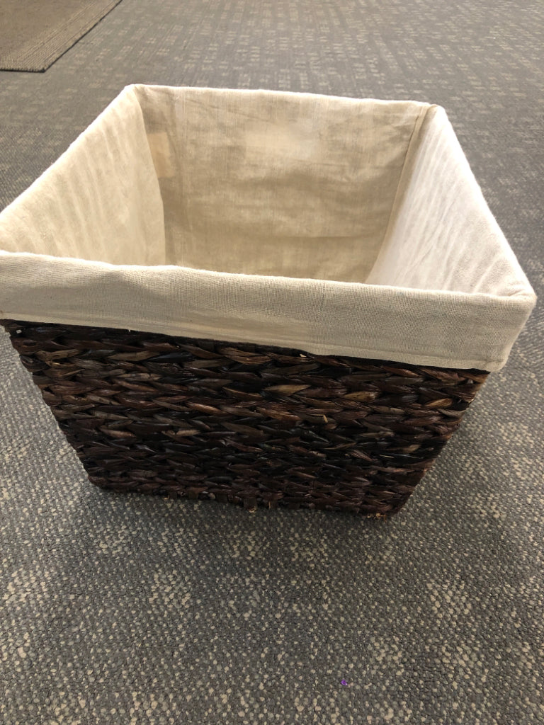 BROWN WICKER BASKET W/BURLAP LINER.