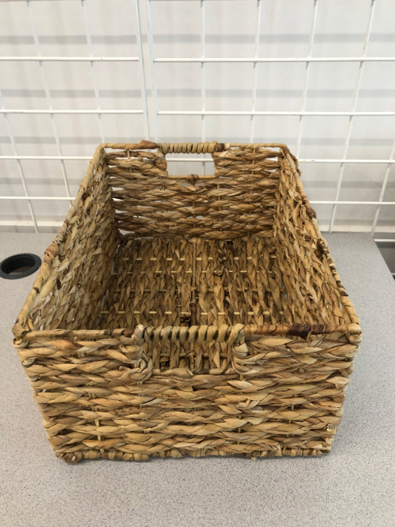 RECTANGLE WOVEN BASKET W/HANDLES.