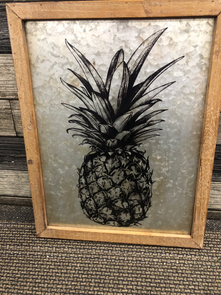 PINEAPPLE PRINT ON METAL AND WOOD FRAME.