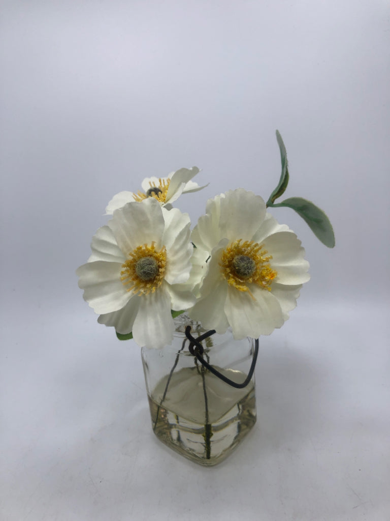 FAUX DAISIES IN CLEAR GLASS JAR.