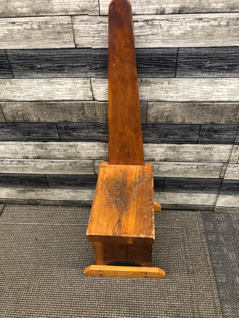 VTG SMALL WOOD MILKING SEAT.