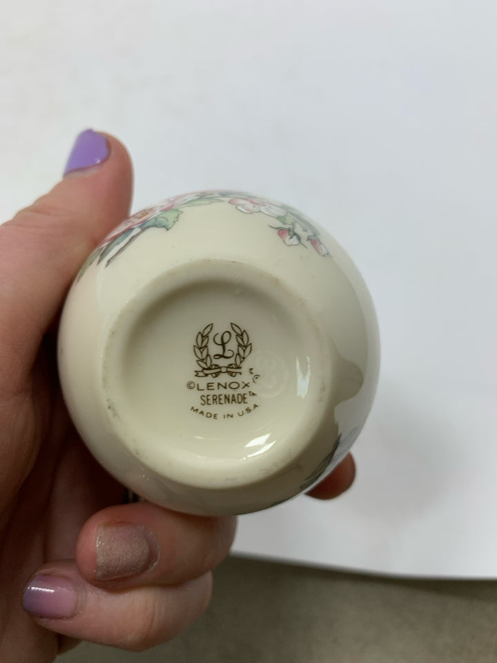 MINI BED VASE W/ SONG BIRD & FLOWERS.