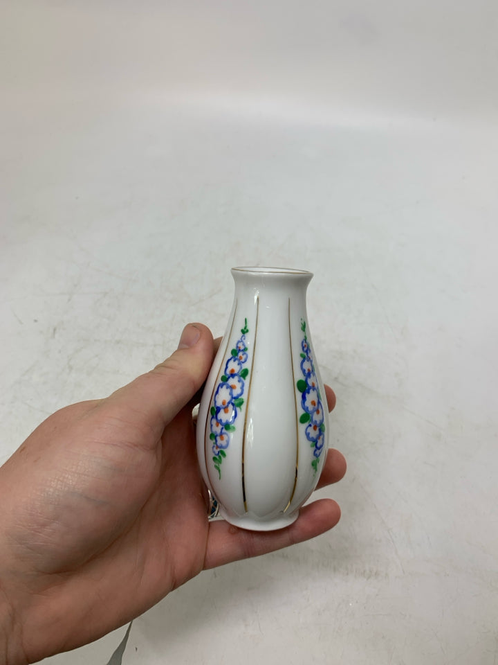 SMALL BLUE FLOWERS GOLD DETAILS VASE.