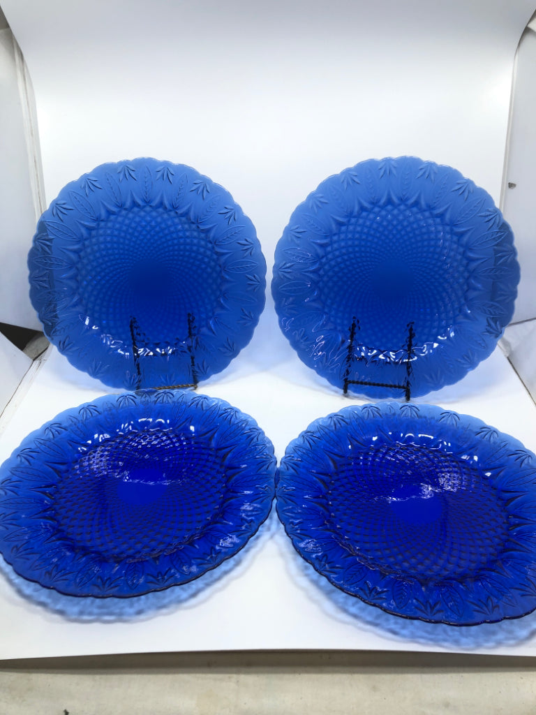 4 BLUE GLASS FLORAL DINNER PLATES.