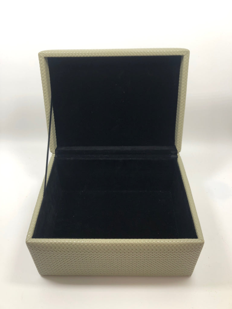 FAUX GREY LEATHER STORAGE BOX.