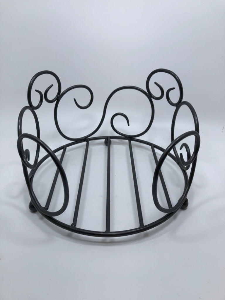 METAL SCROLL DESSERT PLATE HOLDER.