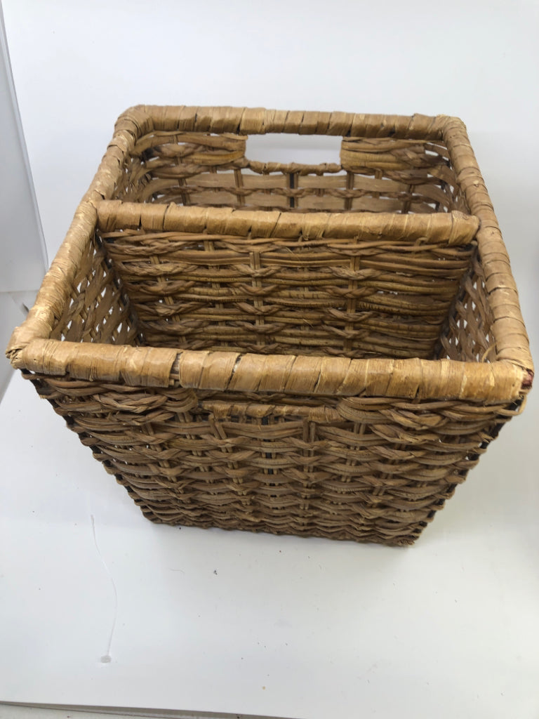 SQUARE 2 SLOT MAGAZINE BASKET W/HANDLES.