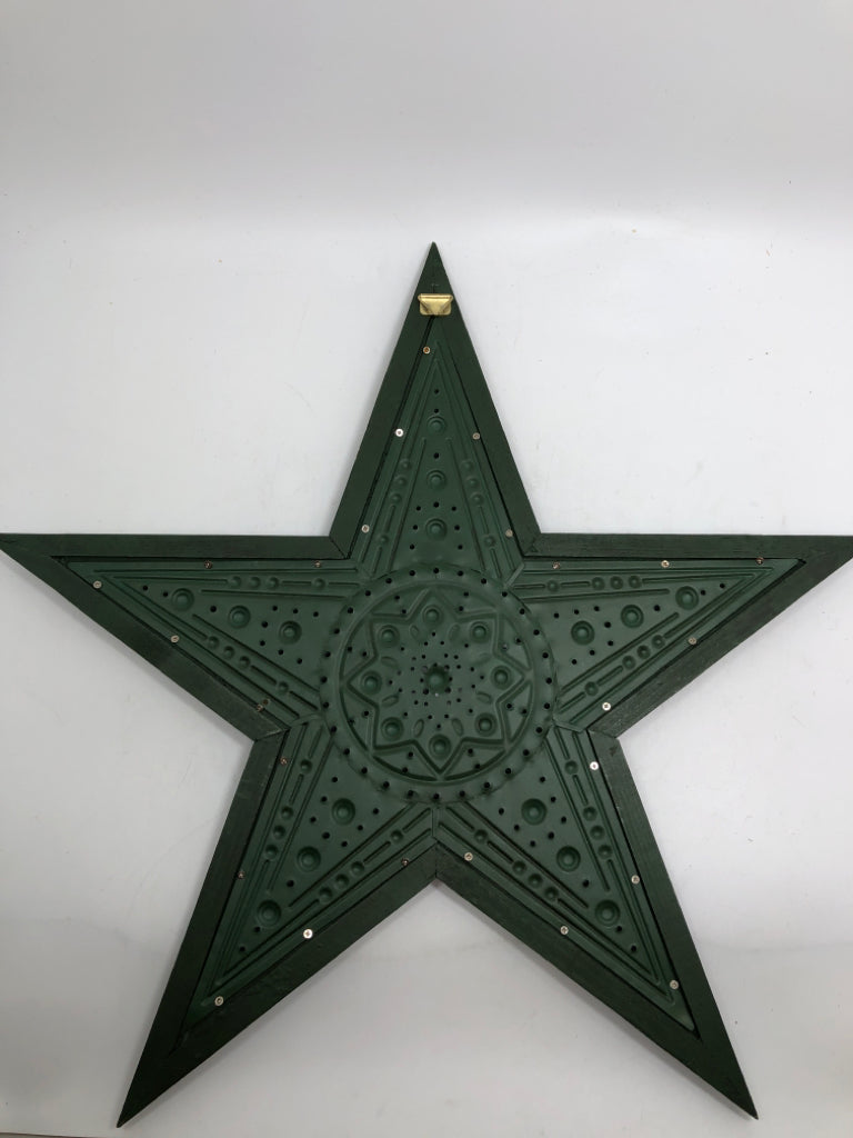GREEN METAL/WOOD STAR DECOR.