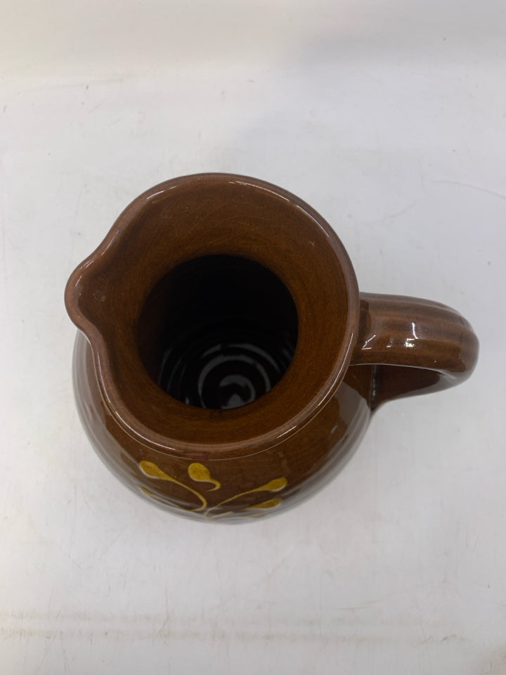 CRACKLE DESIGN W/ YELLOW DETAIL IN CENTER PITCHER.