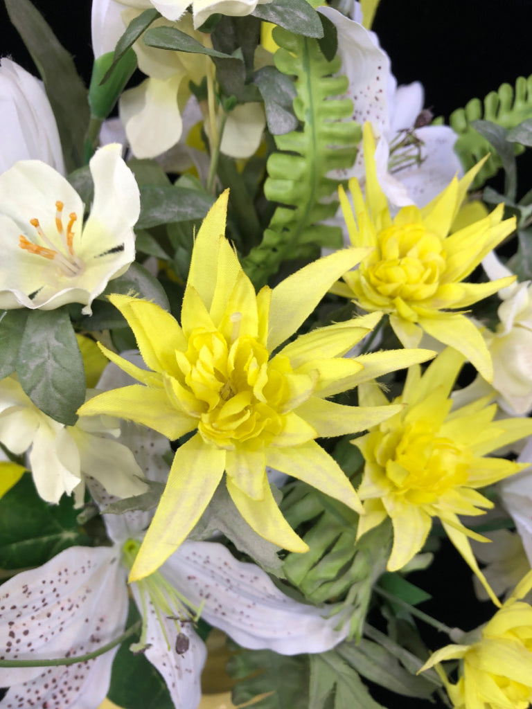 YELLOW VASE W/YELLOW AND WHITE BOUQUET.