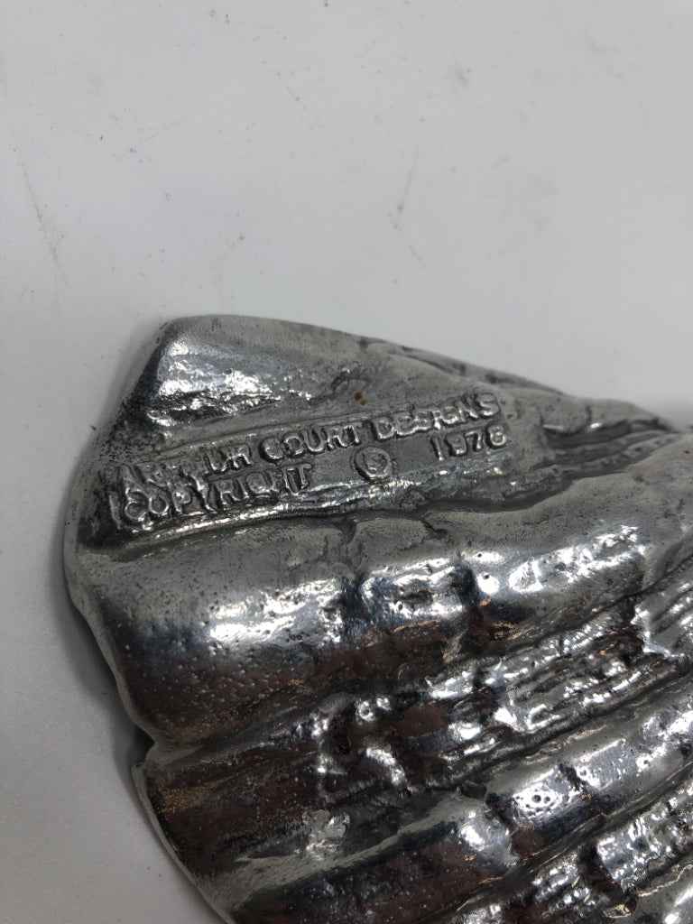 VTG ARTHUR COURT DESIGNS ALUMINUM CLAM SHELL.