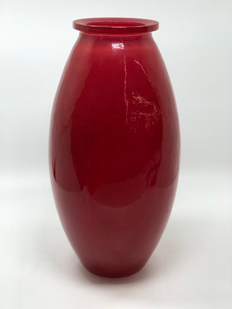 RED GLASS VASE.