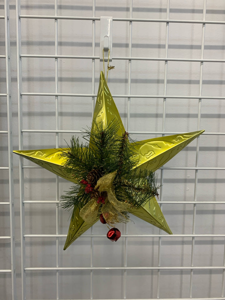GOLD TIN STAR W/ WINTER BOUQUET IN CENTER.