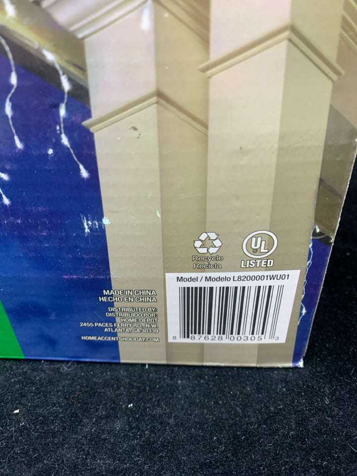 NIB DOME ICICLE LIGHTS 200 LED.