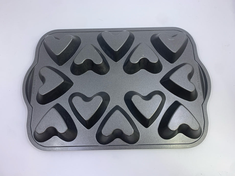 HEART TARTLETTE 12-SLOT CUPCAKE PAN NORDIC WARE.