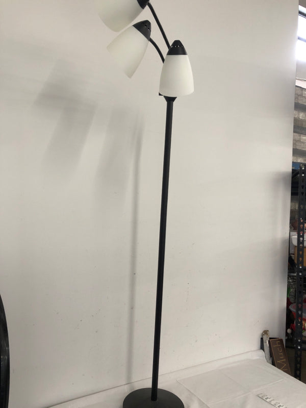 ADJUSTABLE 3 SECTION FLOOR LAMP.