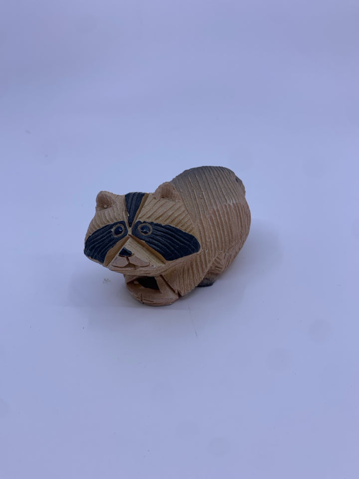 VTG RINCONADA CARVED CLAY LAYING DOWN RACOON.