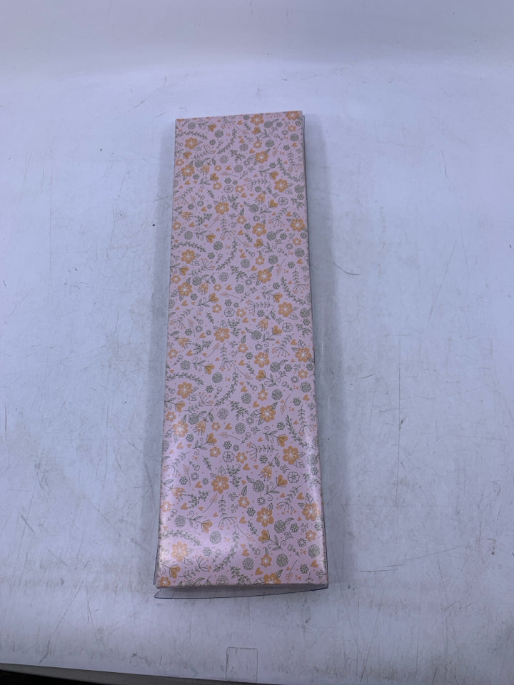 NIB 2 PC CAKE UTENSIL SERVING SET WHITE SCROLL HANDLES.