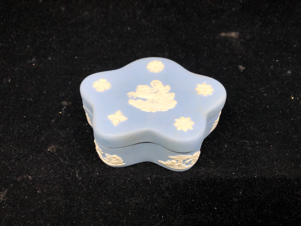 VTG JASPERWARE SMALL STAR BOX W/WHITE CHERUBS.