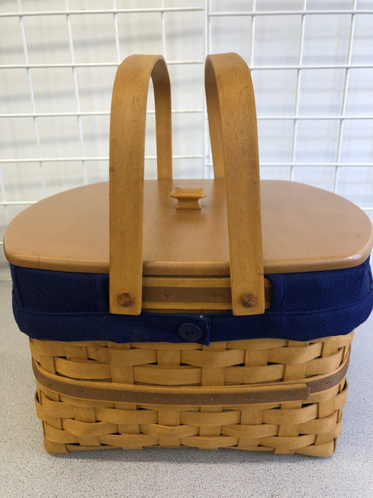 2003 NAVY LINED SQUARE BASKET W/HANDLES AND LID, RISER PLASTIC LINER.