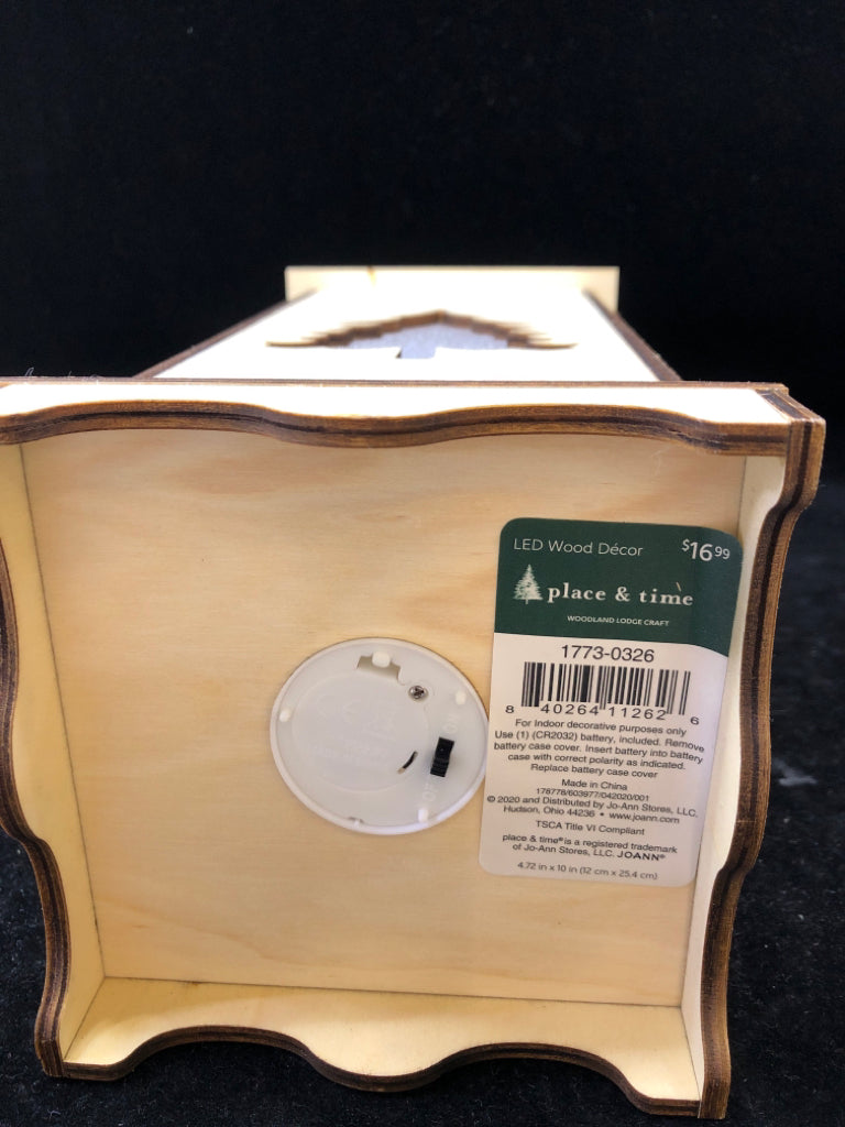 LIGHT UP BOX W SPARKLE TREE.