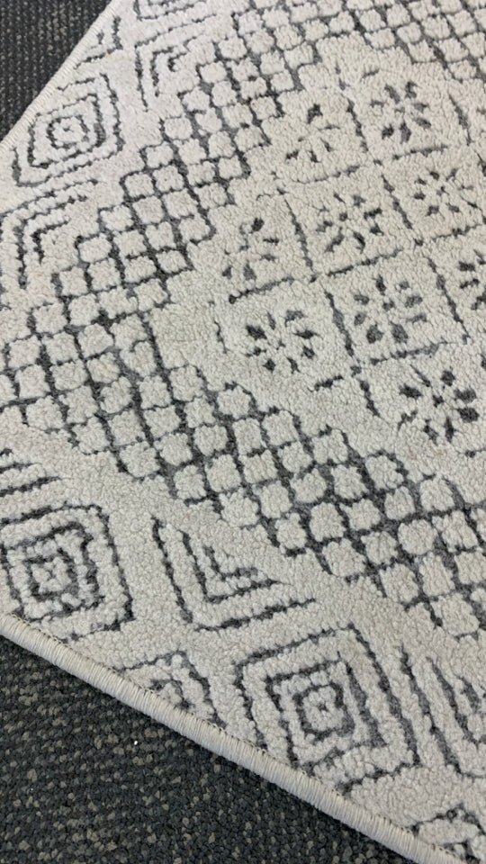 ANTHRACITE/CREAM SURYA RUG.