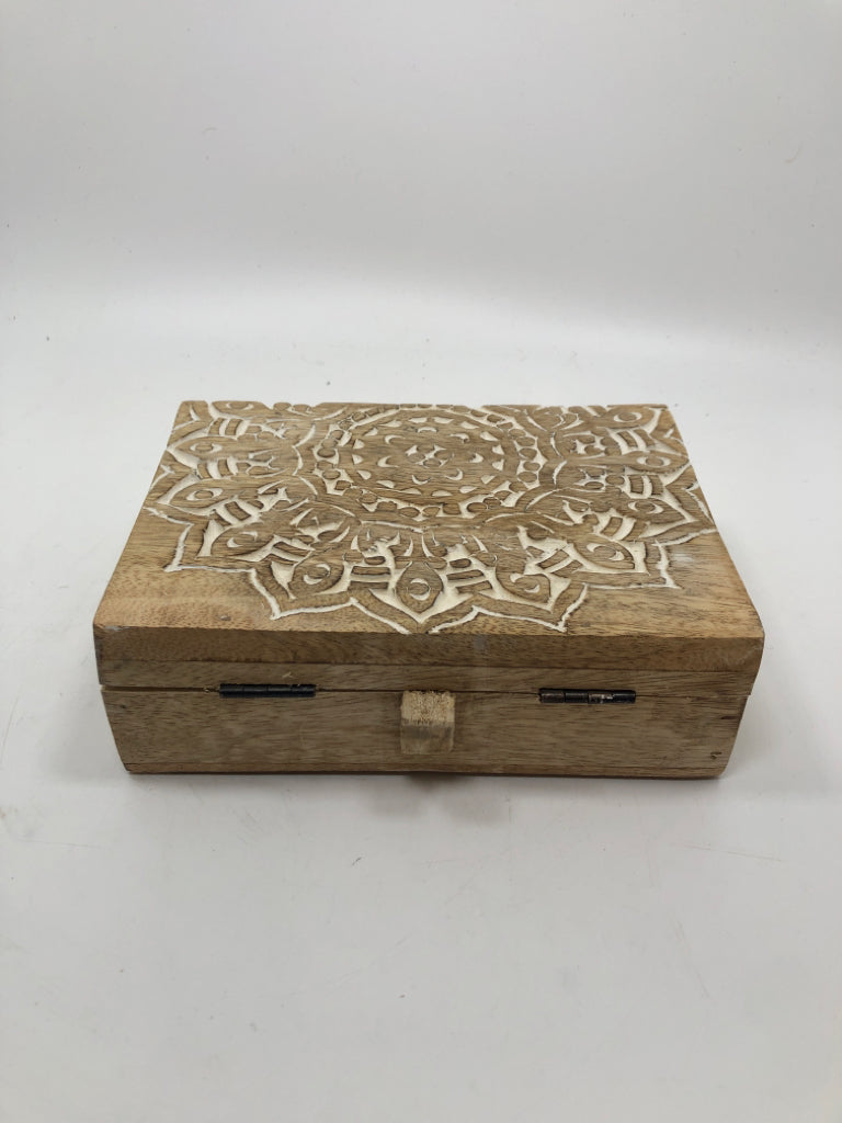 MEDALLION CARVED WOOD BOX.