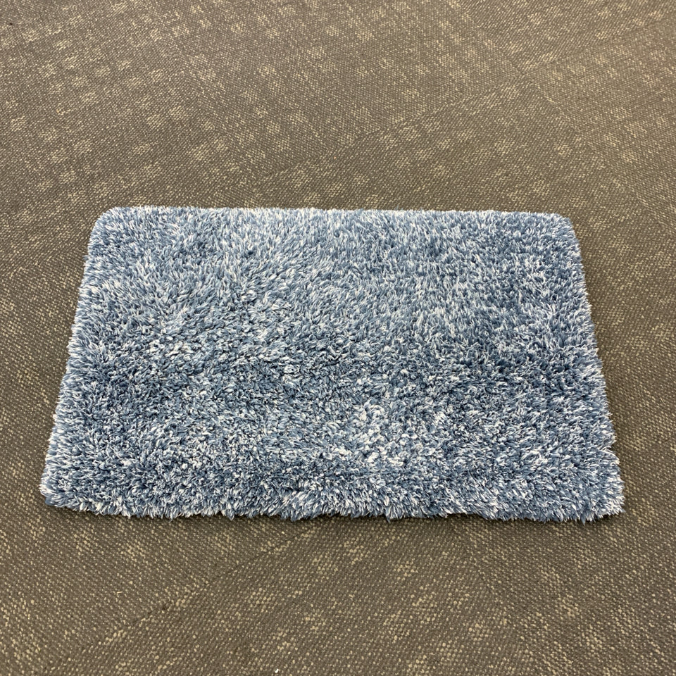 BLUE YIMOBRA FLUFF BATH MAT.