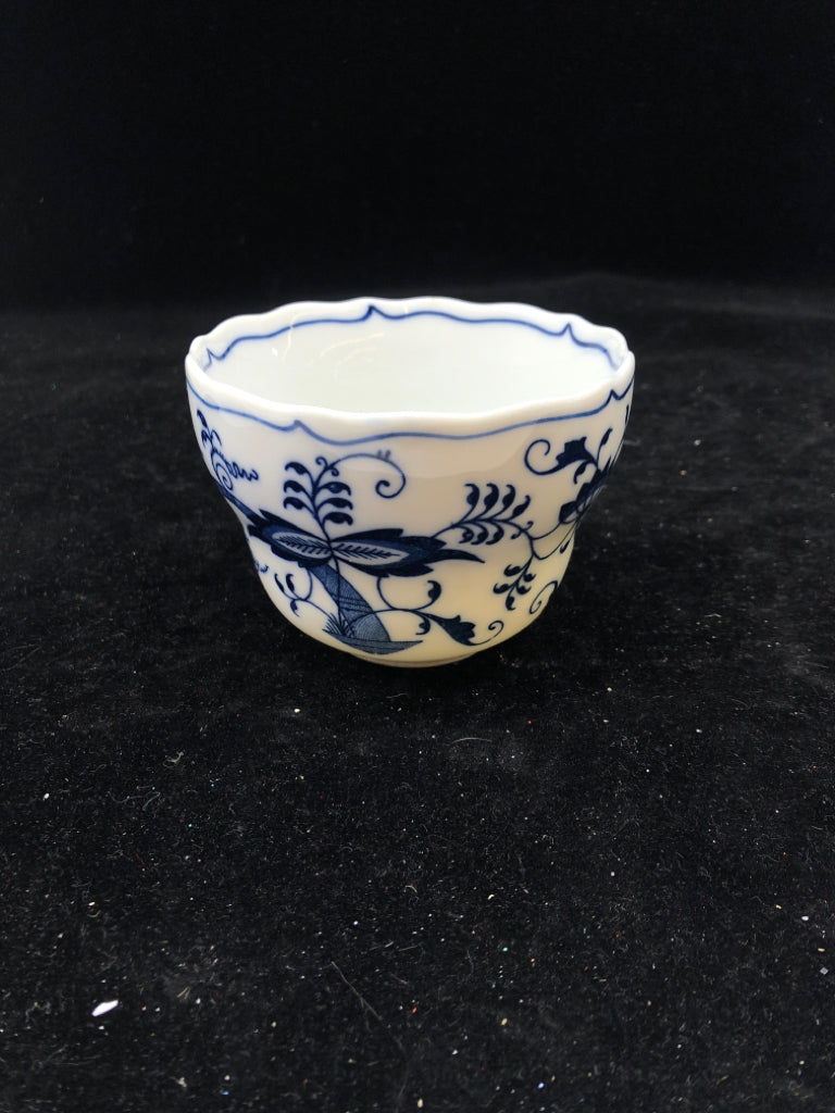VTG BLUE AND WHITE VIDALLIA ONION PATTERN SMALL MUG.