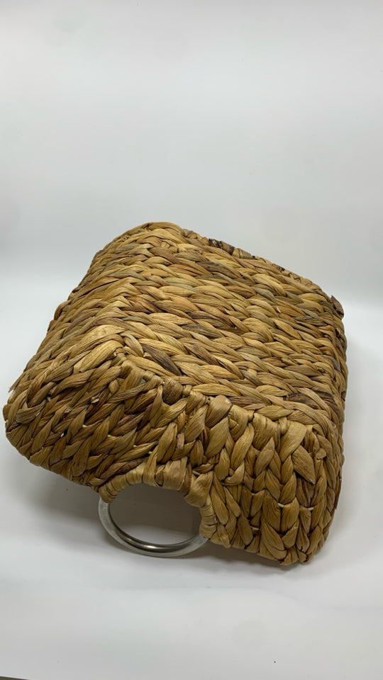 WOVEN BASKET W/METAL HANDLES.