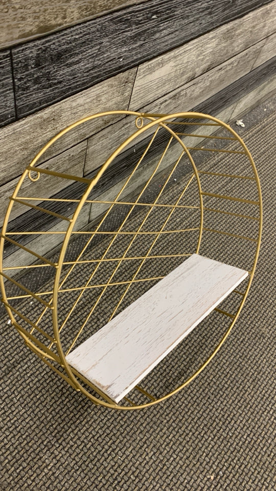 ROUND METAL GOLD WALL HANGING W/DISTRESSED WOOD SHELF.