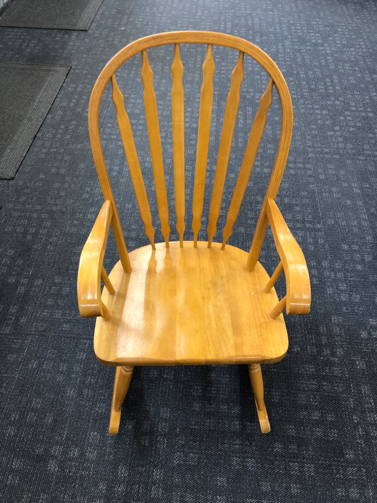 LIGHT WOOD ROCKING CHAIR.