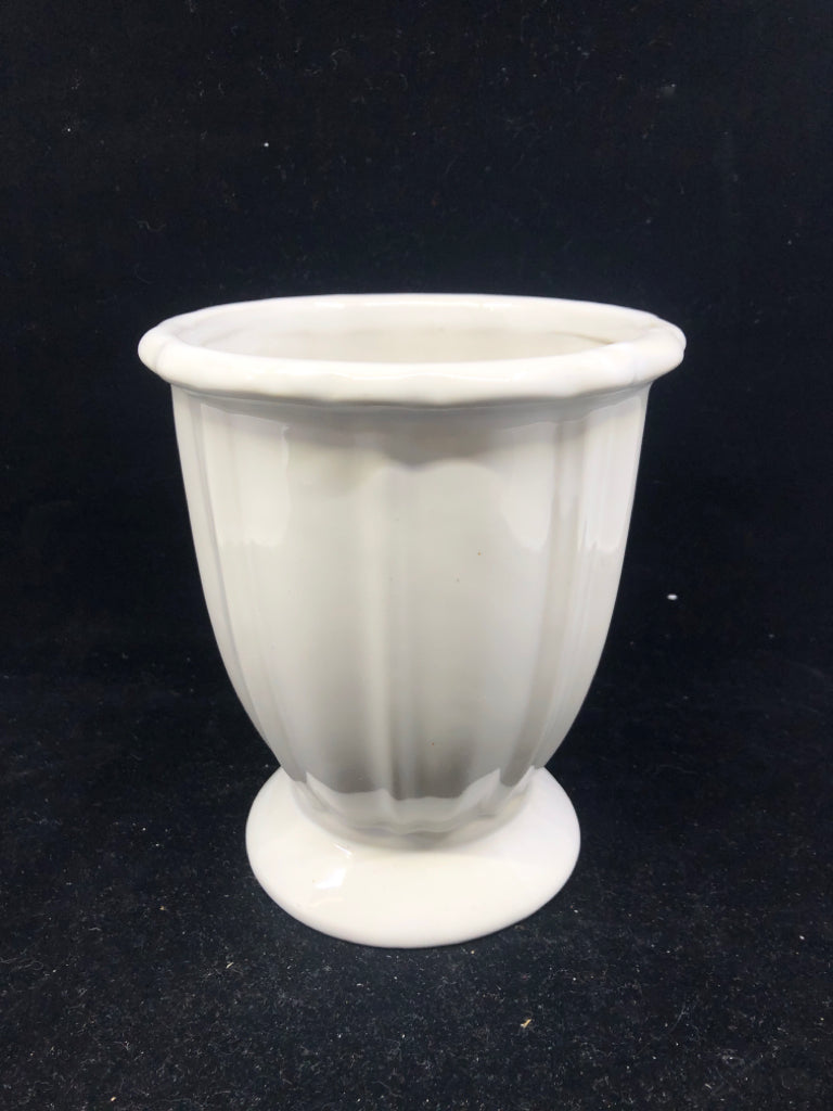 FOOTED WHITE SLIGHT RIBBED VASE.