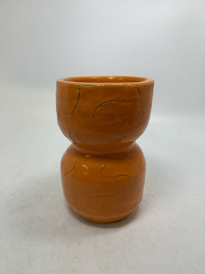 HEAVY ORANGE W/ CARVED LINES POTTERY VASE.