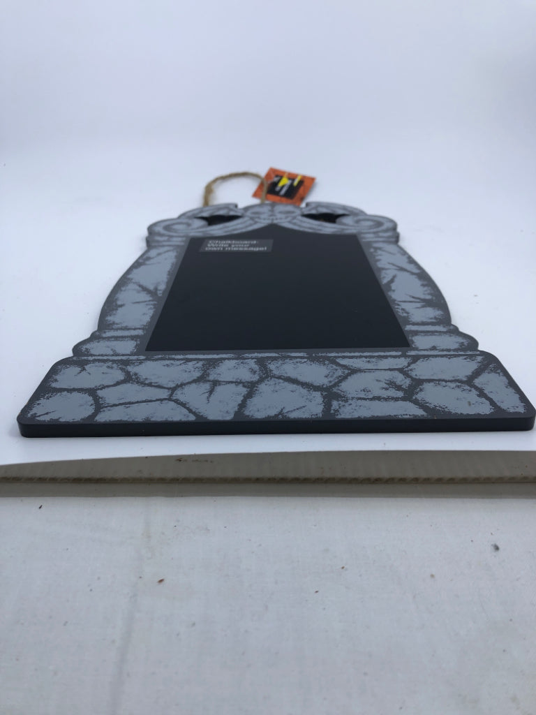 GREY SKULL SMALL CHALKBOARD WALL HANGING.