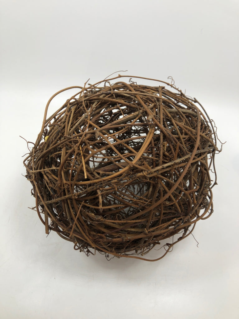 ROUND TWIG BALL DECOR.